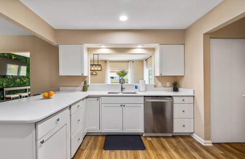 Interchange Square Casa | Palm Paradise ~ Hot Tub + Private Yard + Games - 17 mins to the beach!