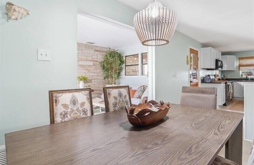 Historic Downtown Melbourne Casa | Palm Paradise - Lush Pool, Walk DNTN 3br