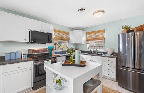 Historic Downtown Melbourne Casa | Palm Paradise - Lush Pool, Walk DNTN 3br