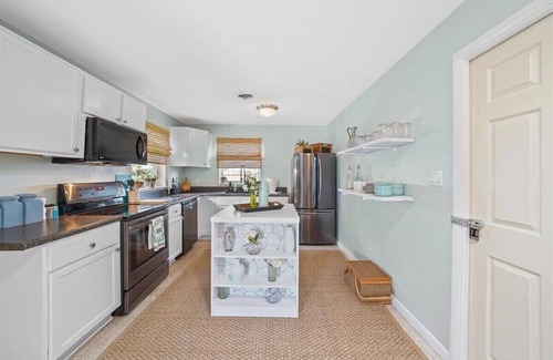 Historic Downtown Melbourne Casa | Palm Paradise - Lush Pool, Walk DNTN 3br