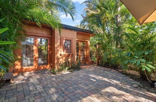 Northwest Orlando Casa | Palm Room at Bliss House
