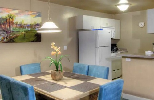 Canyon Corridor Condominio | PALM SPRINGS PERFECTION! 2BDR sleeps 6! POOLSIDE Bar & Grill