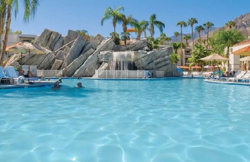 Canyon Corridor Condominio | PALM SPRINGS PERFECTION! 2BDR sleeps 6! POOLSIDE Bar & Grill
