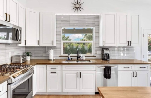 Racquet Club South Casa | Majestic Mountain View Home w/Hot Tub, Pool & Bar