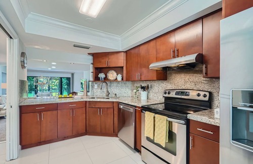 Land of the Presidents Apartamento | Palm View Terrace - Unwind on a Private Terrace in a Gated Community
