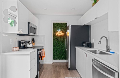 Central Oakland Park Casa | Palm Vista House|4BD|EV|Minutes From Downtown