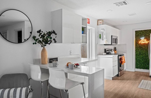 Central Oakland Park Casa | Palm Vista House|4BD|EV|Minutes From Downtown