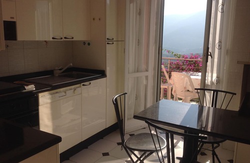 Boissano Villa | PALMAS Y MAR apartamento en Loano en villa con terrazas y jardín con vistas al mar.