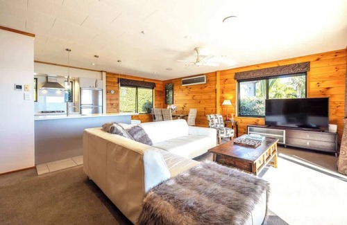 Surfdale Casa | Palms on Kennedy Point - Stay Waiheke