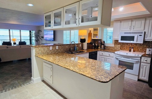Fort Myers Apartamento | Palms on the River: 90+ Day Rental, Amenities + View, Near Downtown Fort Meyers
