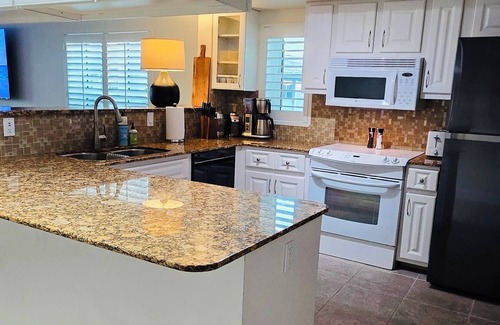 Fort Myers Apartamento | Palms on the River: 90+ Day Rental, Amenities + View, Near Downtown Fort Meyers
