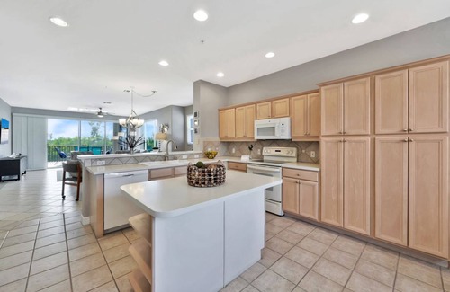 Tropical Cove Condominio | Palmtree Posh at Lexington CC Lake Village