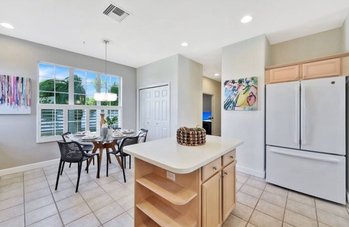 Tropical Cove Condominio | Palmtree Posh at Lexington CC Lake Village