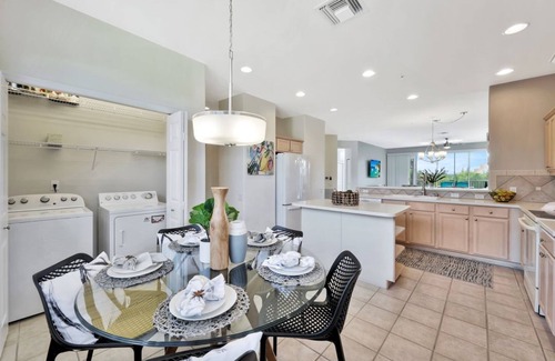 Tropical Cove Condominio | Palmtree Posh at Lexington CC Lake Village