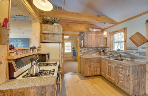 Palmyra Cabaña | Palmyra Cottage w/ Deck on Whites Pond!