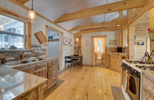 Palmyra Cabaña | Palmyra Cottage w/ Deck on Whites Pond!