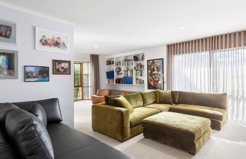Mount Eliza Casa | Palmyra Villa | Pool & Spa | Steps to Village