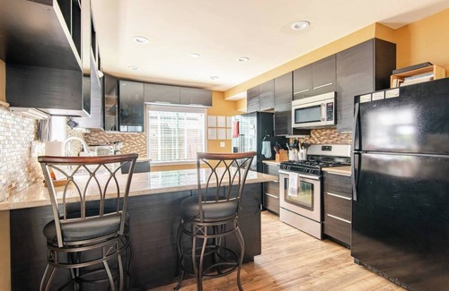 Barron Park Apartamento | Palo Alto Retreat-Room B Kitchenette & Bathroom