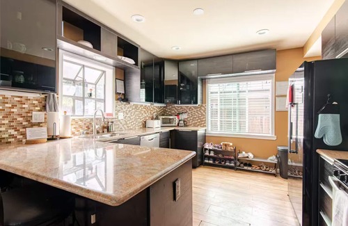 Barron Park Apartamento | Palo Alto Retreat-Room B Kitchenette & Bathroom