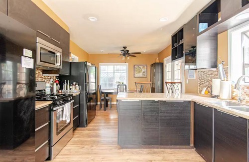 Barron Park Apartamento | Palo Alto Retreat-Room B Kitchenette & Bathroom