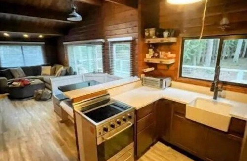 Deer Harbor Cabina | Pan Abode Cabin in the Woods on an Island
