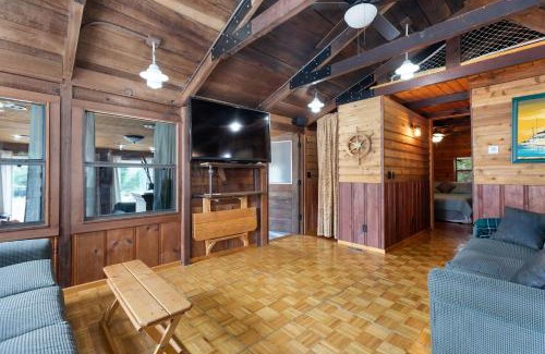 Kimberling City Casa | Panacea Boathaus Lodge - Perfect Location for your lake vacation