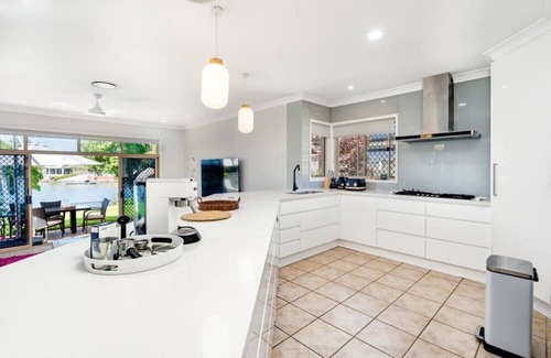 Helensvale Casa | Panarama Waterview! Waterfront Luxury Holiday Heave in GC