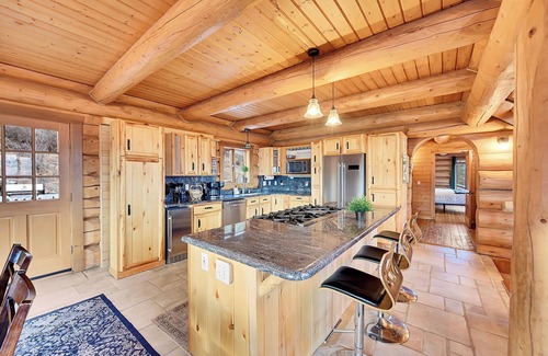Bailey Casa | Panaromic Mountain Views, Hot tub, Geodesic Dome, Game room!