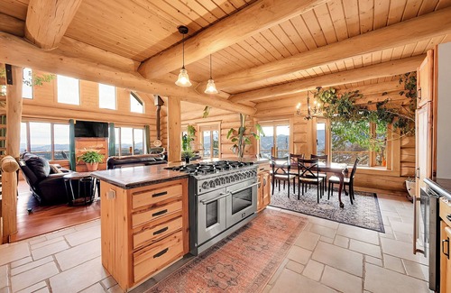Bailey Casa | Panaromic Mountain Views, Hot tub, Dome, Game room, Red rocks!!