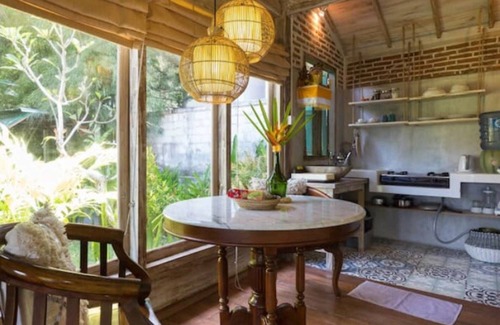 Batu Bolong Hotel | Pande Homestay