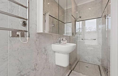 Kirribilli Casa | Panorama Firework View - Classic 4-Level Terrace Style Living in Kirribilli !