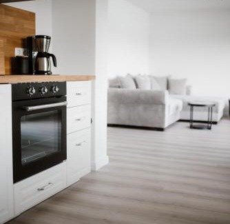 Ploen Apartamento | Panorama-Seeblick, Privater Steg, Balkon, Parkplatz