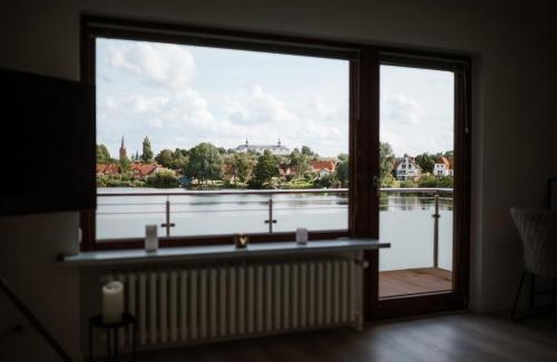 Ploen Apartamento | Panorama-Seeblick, Privater Steg, Balkon, Parkplatz