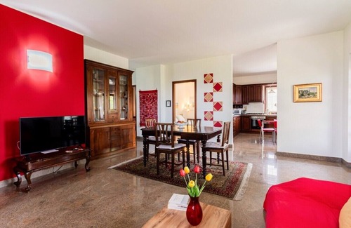 Neive Casa | Panorama villa nestled among the vineyards, Langhe