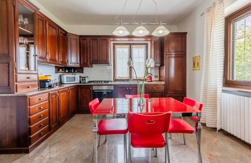 Neive Casa | Panorama villa nestled among the vineyards, Langhe