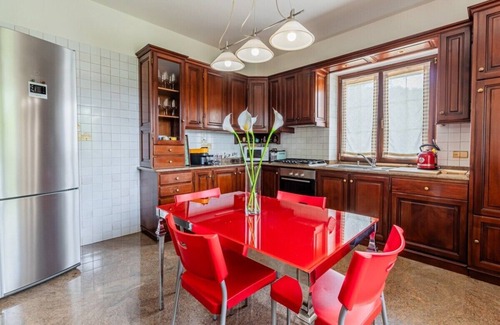 Neive Casa | Panorama villa nestled among the vineyards, Langhe