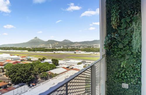 Zona 13 Apartamento | Panoramic Airport Views from 11th Floor Apartment