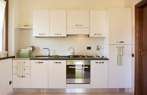 Parella Apartamento | Apartamento panorámico en villa con jardín.