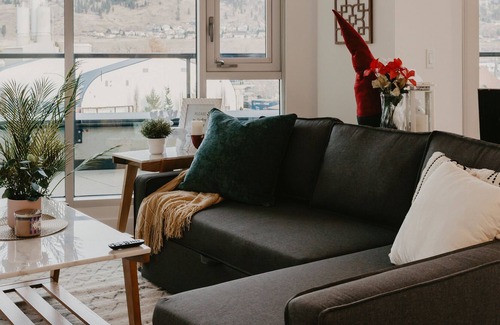 Cultural District Apartamento | Panoramic Knox Mtn View - 50% Monthly Stays - Close to KGH & UBCO