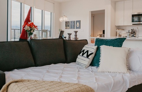 Cultural District Apartamento | Panoramic Knox Mtn View - 50% Monthly Stays - Close to KGH & UBCO