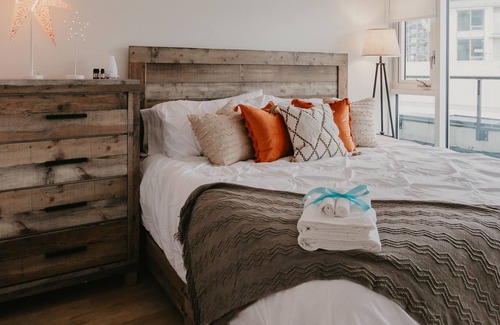 Cultural District Apartamento | Panoramic Knox Mtn View - 50% Monthly Stays - Close to KGH & UBCO