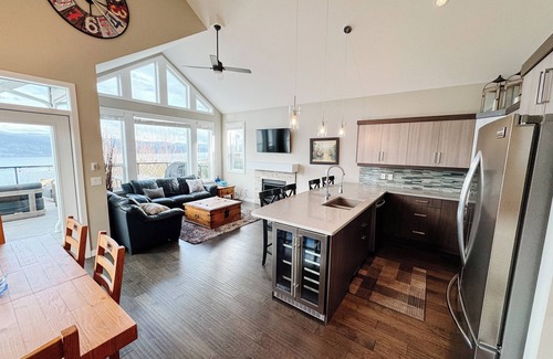 Central Okanagan Cabina | Panoramic Lakeview cabin w/ fire table and private hot tub at LaCasa Resort