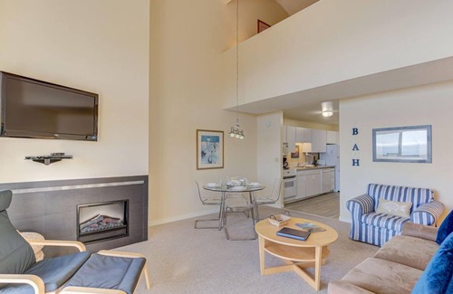 Otter Rock Apartamento | Panoramic Loft with King Bed & Full Kitchen