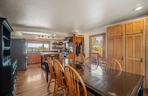 Redmond Casa | Panoramic Mountain & River Views. Home Plus 3 Master Suite Bungalows..A/C, Fireplace. W/D. Solitude.