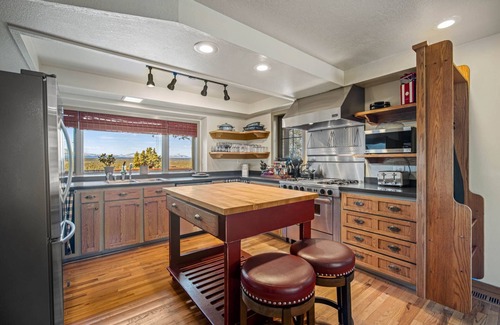 Redmond Casa | Panoramic Mountain & River Views. Home Plus 3 Master Suite Bungalows..A/C, Fireplace. W/D. Solitude.