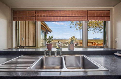 Redmond Casa | Panoramic Mountain & River Views. Home Plus 3 Master Suite Bungalows..A/C, Fireplace. W/D. Solitude.