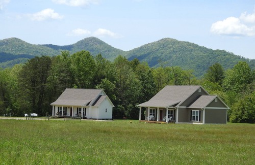 Young Harris Casa | Panoramic Mountain Views from your front porch!