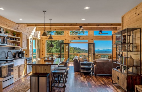 Asheville Casa | Panoramic Mountain Views!-Fenced Yard-Hot Tub-10 Minutes to Downtown Asheville