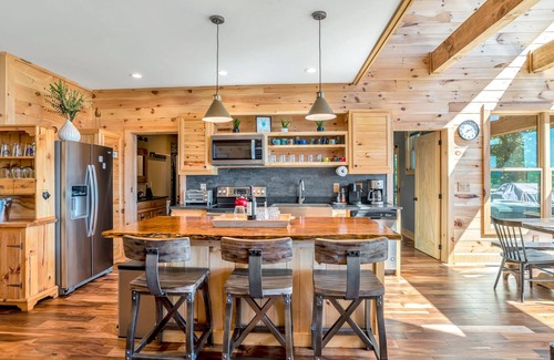 Asheville Casa | Panoramic Mountain Views!-Fenced Yard-Hot Tub-10 Minutes to Downtown Asheville