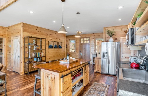 Asheville Casa | Panoramic Mountain Views!-Fenced Yard-Hot Tub-10 Minutes to Downtown Asheville